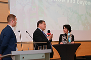 Josef Granner (mi) von Agrana am Podium mit Alexander Schauberger (li) und Moderatorin Bettina Kerschbaumer-Schramek (re)