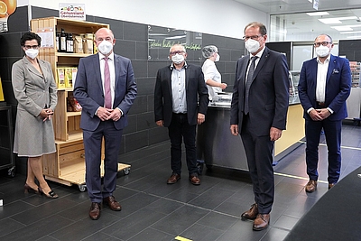 Fünf Personen mit FFP2 Maske stehen nebeneinander. 