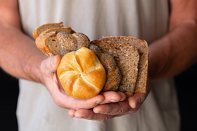 Brot und Gebäck werden in Händen gehalten © Land schafft Leben 