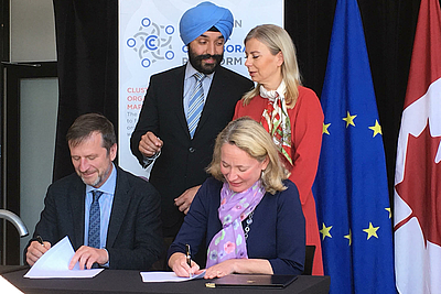 Der kanadische Wirtschaftsminister Navdeen Bains und die EU-Kommissarin Elżbieta Bieńkowska unterzeichnen Abkommen zur künftigen Zusammenarbeit. ©Business Upper Austria