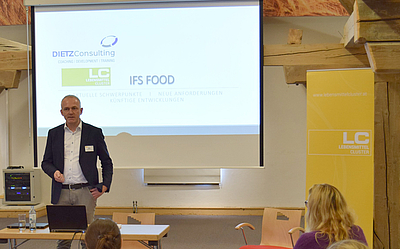 Gerhard Dietz informiert über IFS Food Version 7 © Business Upper Austria