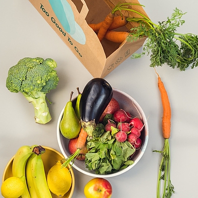 Obst und Gemüse neben Einkaufstasche aus Papier ©Too Good To Go