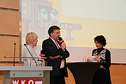 Dieter Scharitzer vom Institut für Marketing Management der WU Wien (mi) in Diskussion mit Helene Karmasin (li) und Moderatorin Bettina Kerschbaumer-Schramek (re)