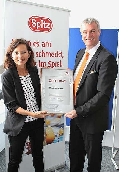 Jutta Mittermair und Franz Haigl bei der Übergabe des Zertifikats  ©S. Spitz GmbH/honorarfrei