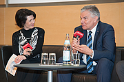 Bettina Kerschbaumer-Schramek in Diskussion mit „Hausherrn“ Leo Jindrak, Vizepräsident der WKOÖ