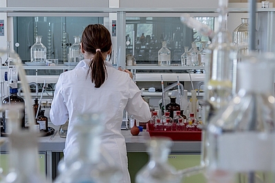 Frau arbeitet in einem Labor © pixabay