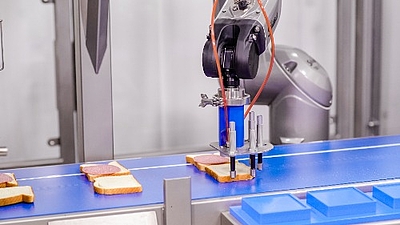 Aufgrund der herausragenden Beständigkeit gegen Reinigungsprozedere zum Schutz gegen Bakterien gelten Stäubli Roboter heute als Benchmark in vielen sensiblen Einsätzen. © Stäubli