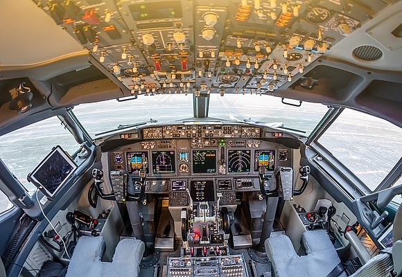 Cockpit eines Passagierflugzeugs