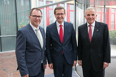 Landesrat Markus Achleitner (Mitte) sowie backaldrin-Firmengründer Peter Augendopler (rechts) freuten sich mit dem neuen russischen Honorarkonsul Wolfgang Mayer (links)