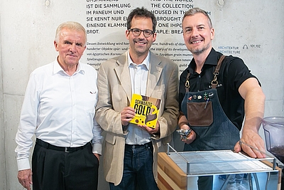 PANEUM‐Gründer Peter Augendopler (li.) mit dem Autor Dr. Patrik Hof (Mi.) und dem Chef‐Barista  der Rösterei „Suchan“ Ryan Wevels