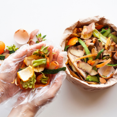 Organische Lebensmittelabfälle in einer Papiertüte