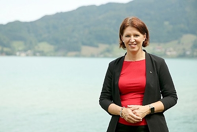 Agrar-Landesrätin Michaela Langer-Weninger setzt sich für die Förderung und Ausweitung der Fischproduktion in Oberösterreichs Landwirtschaft und entlang von Seen und Fließgewässern ein. © Land OÖ/Denise Stinglmayr