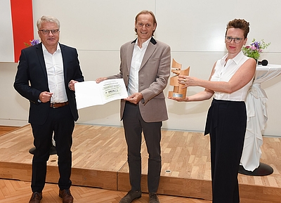 V.l.: Bürgermeister Klaus Luger, Biopionier Christian Stadler (MORGENTAU Biogemüse GmbH) und Stadträtin Eva Schobesberger stehen nebeneinander