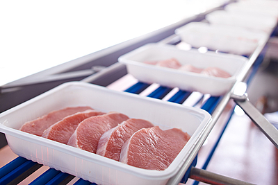Der Fleischverarbeiter Großfurtner verpackt seine Produkte in Schutzgasverpackungen, um sie länger haltbar zu machen © Großfurtner