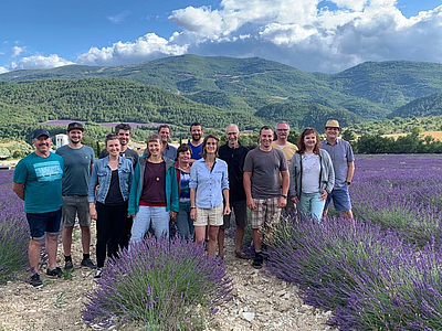 Gruppenbild: Die Exkursionsteilnehmer aus Frankreich und ein Teil des Projektkonsortiums „Mühlviertler Granit-Lavendel“